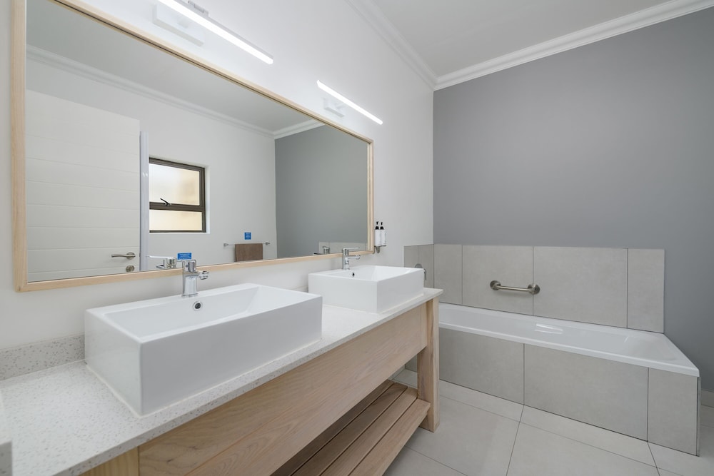 Three Bedroom Duplex Apartment with Patio - Photo 12