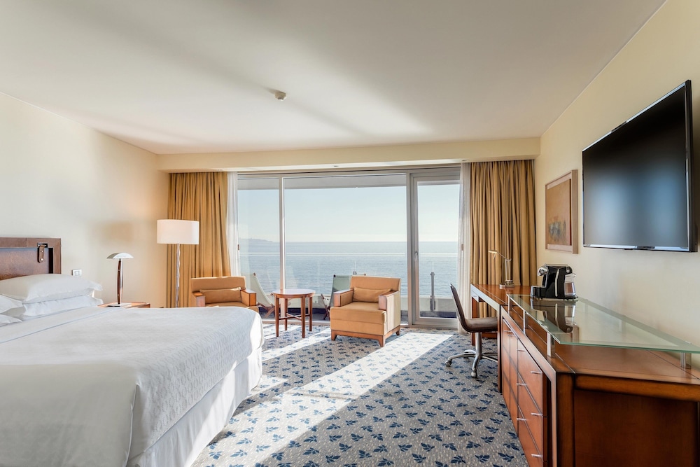 Deluxe Room, 1 Queen Bed, Balcony (Oceanfront) photo 1
