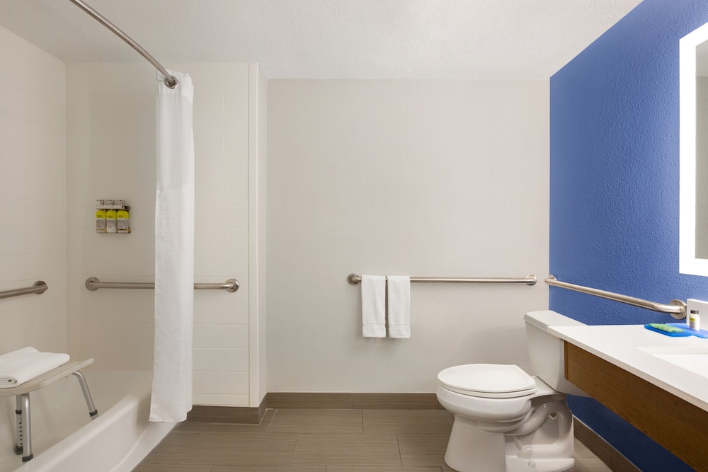 Standard Room, 1 Double Bed, Accessible, Non Smoking (1 Bed, Comm, Mobility Tub) - Photo 3