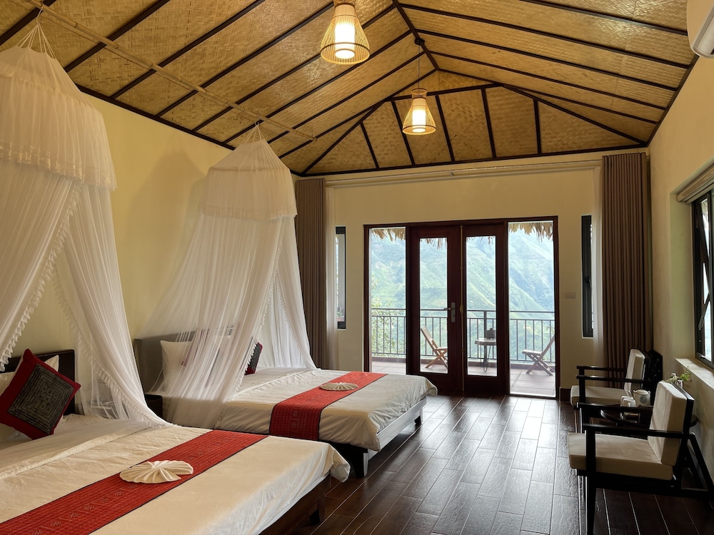 Deluxe Quadruple Room, 2 Queen Beds, Mountain View photo 3