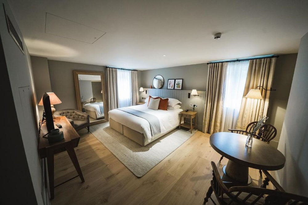 Wellington Lodge Deluxe Double photo 1