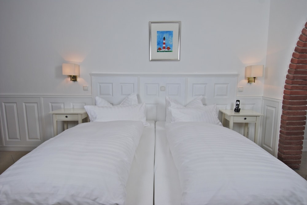 Room (003)