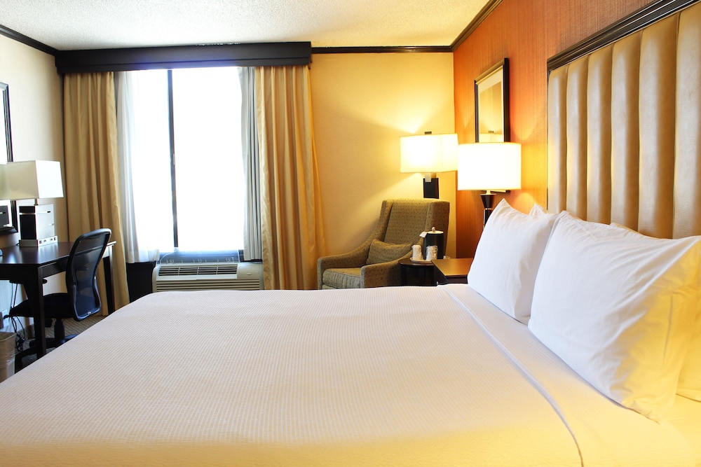 Room, 2 Queen Beds, Hearing Accessible - Photo 3