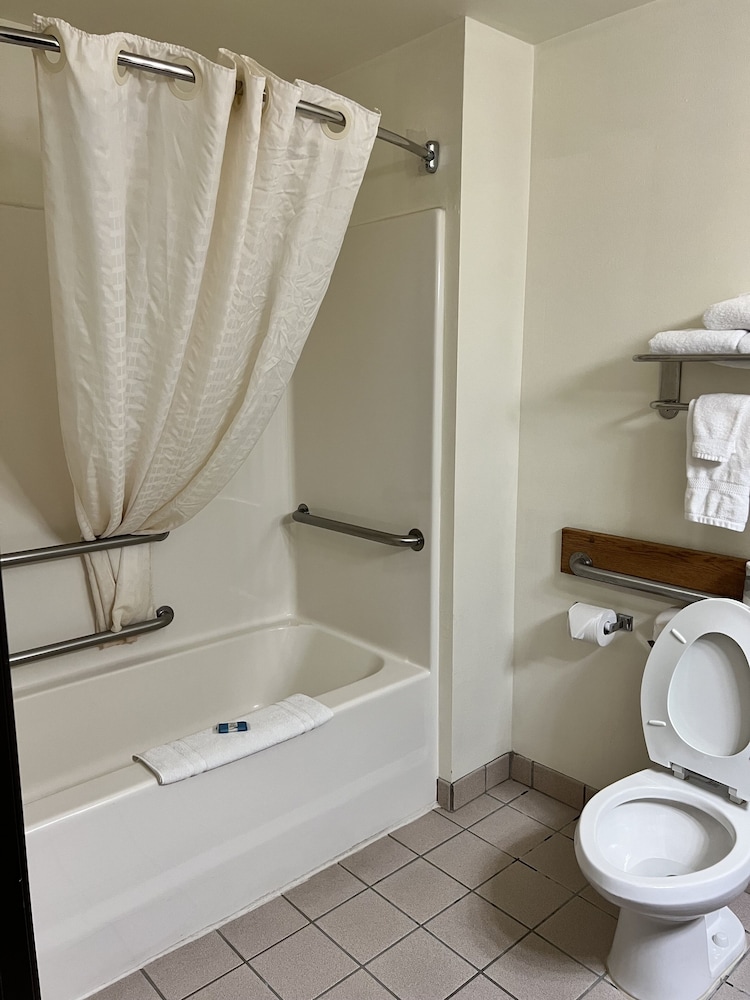 Room, 1 King Bed, Accessible, Ground Floor photo 3