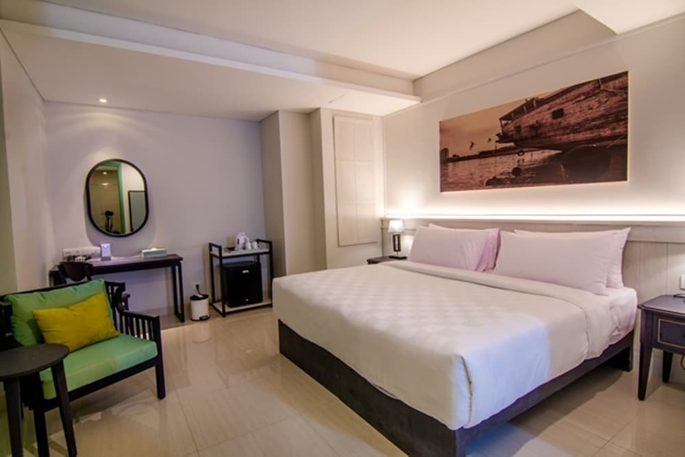 Executive Suite - Photo 2