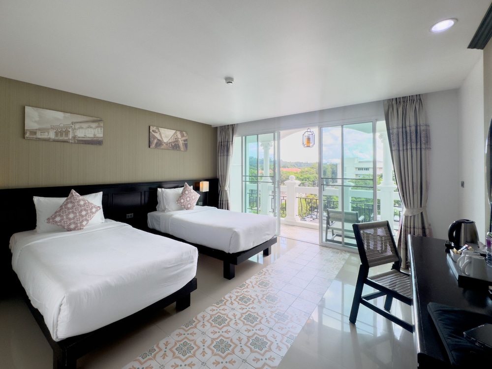 Superior Twin Room, Bathtub - Photo 6