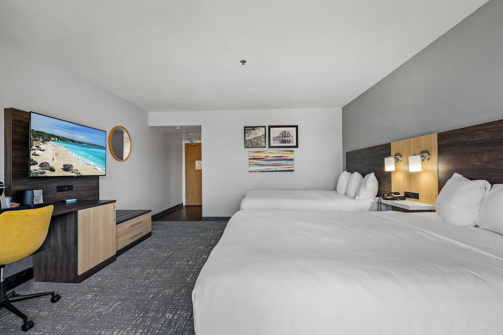 Deluxe Room, 2 Queen Beds, Partial Ocean View - Photo 4