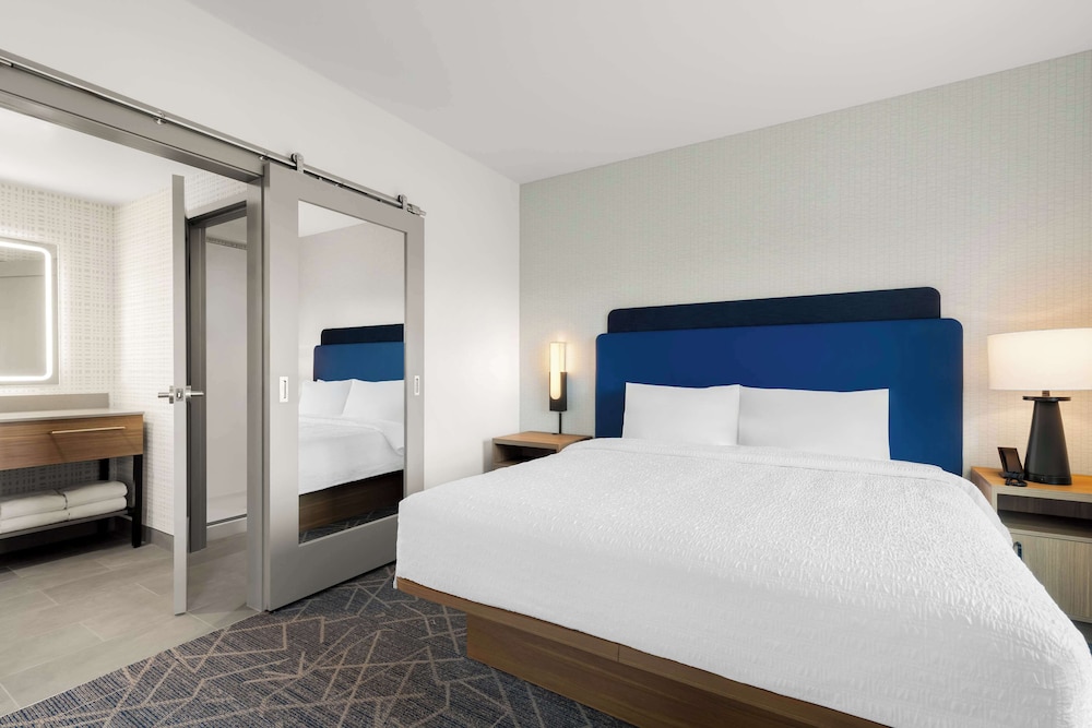 Studio, 1 King Bed, Refrigerator & Microwave (Wet bar)