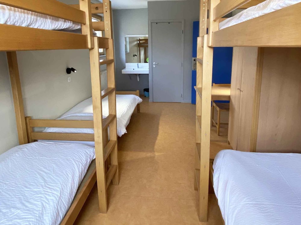 Room for 5 People with Ensuite Shower - Shared Toilets photo 1