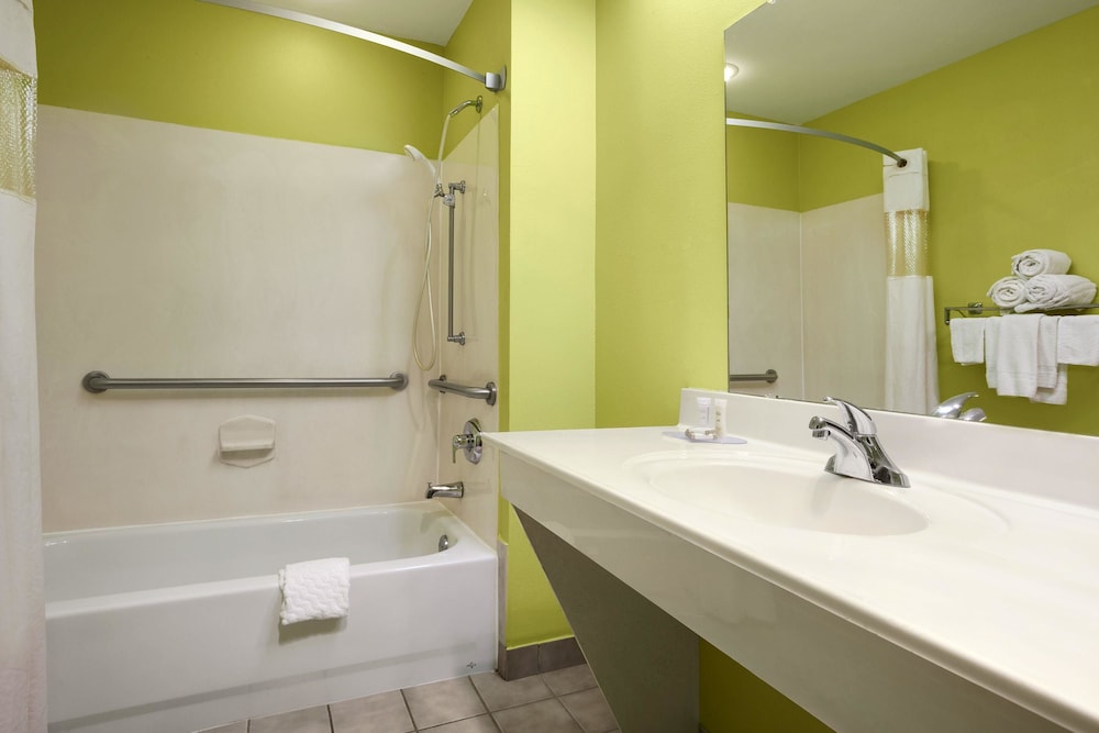 Room, 2 Queen Beds, Accessible, Non Smoking (Tub with Grab Bars) photo 3