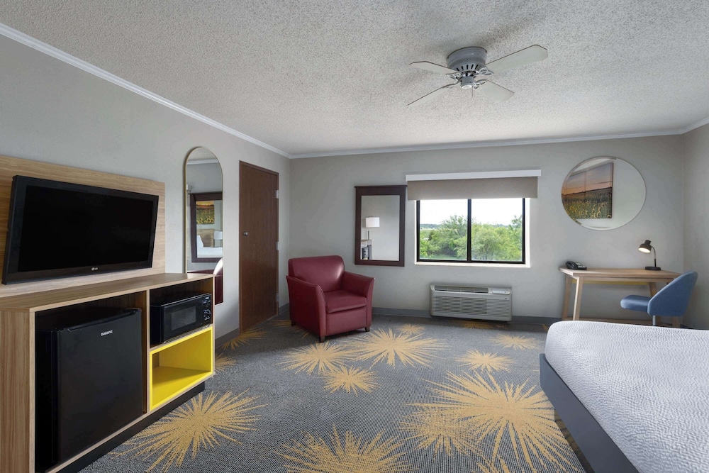Suite, 1 King Bed, Non Smoking - Photo 1