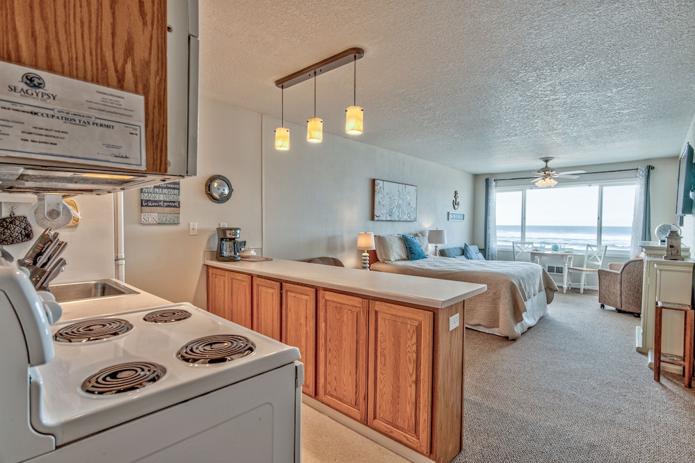 Superior Condo, 1 Bedroom, Ocean View, Oceanfront photo 2