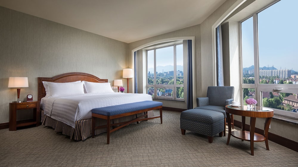 Superior Suite, 1 King Bed, Non Smoking photo 3