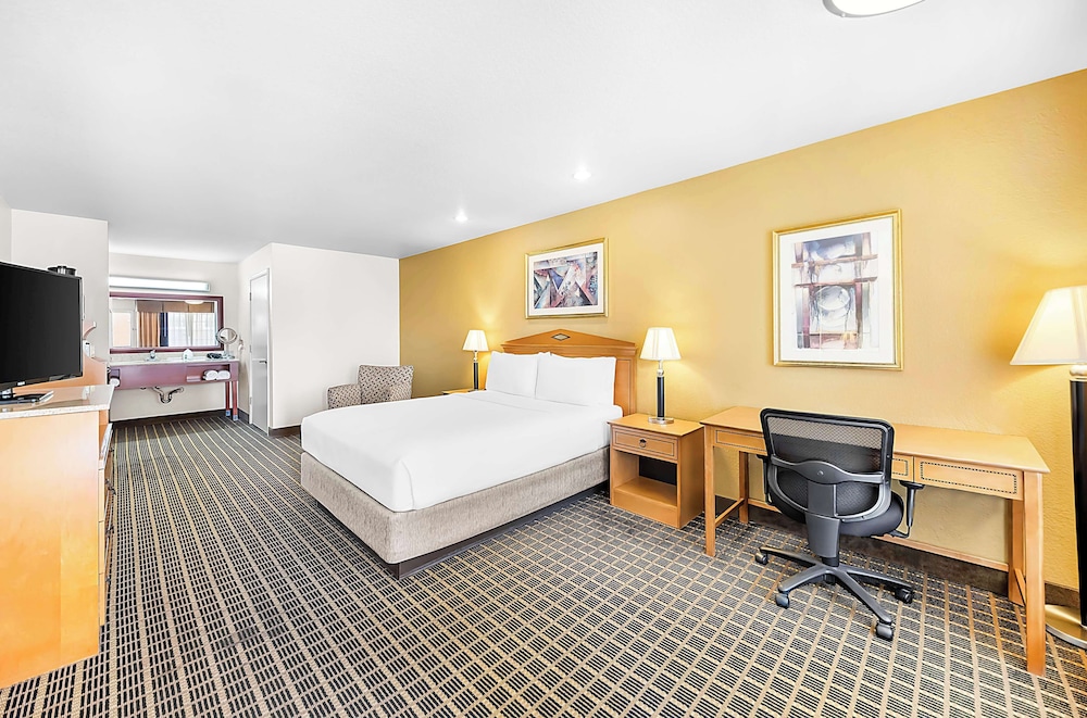 Standard Room, 1 Queen Bed, Non Smoking, Refrigerator & Microwave - Photo 2