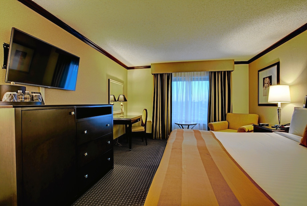 Standard Room, 1 King Bed (1 King Bed) - Photo 3