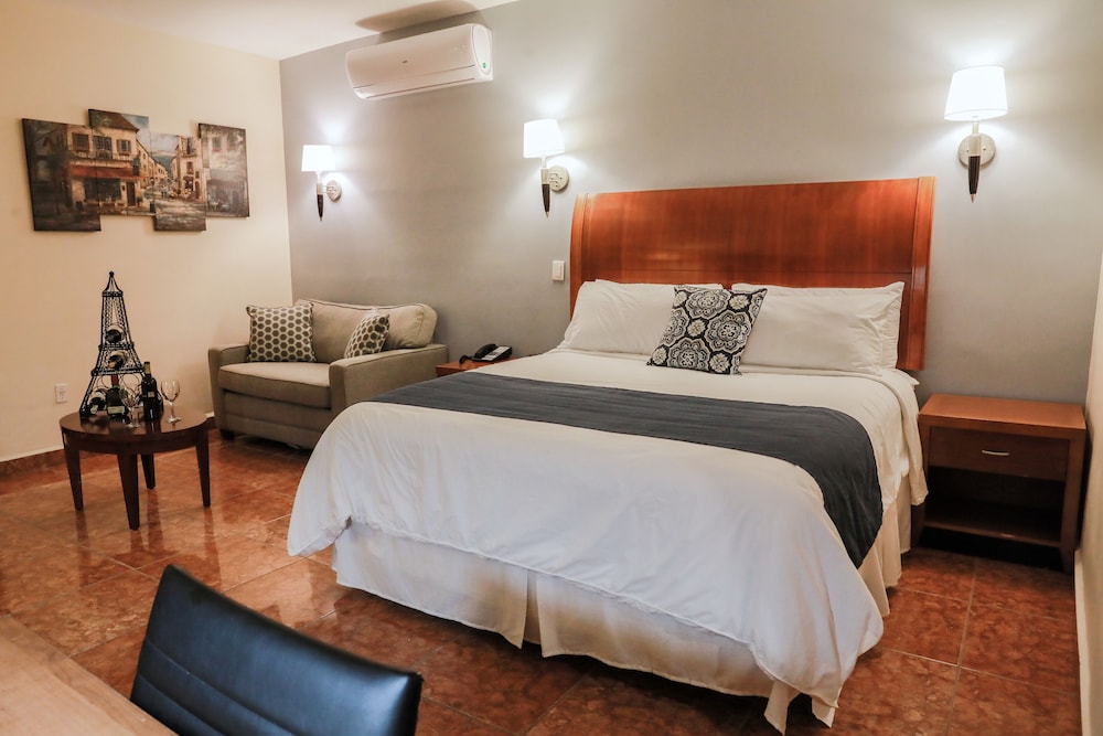 Suite, 1 King Bed, Non Smoking - Photo 2