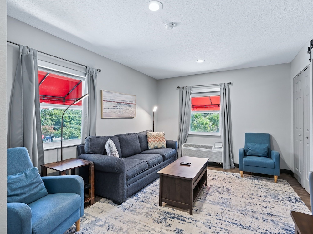 2 Queen Beds, 1-Bedroom Suite, Living Room, Non-Smoking - Photo 5