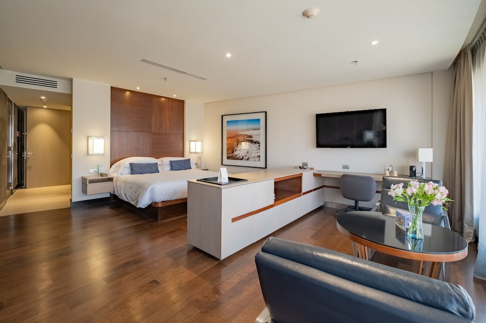 Deluxe Room, 1 King Bed, Accessible - Photo 1