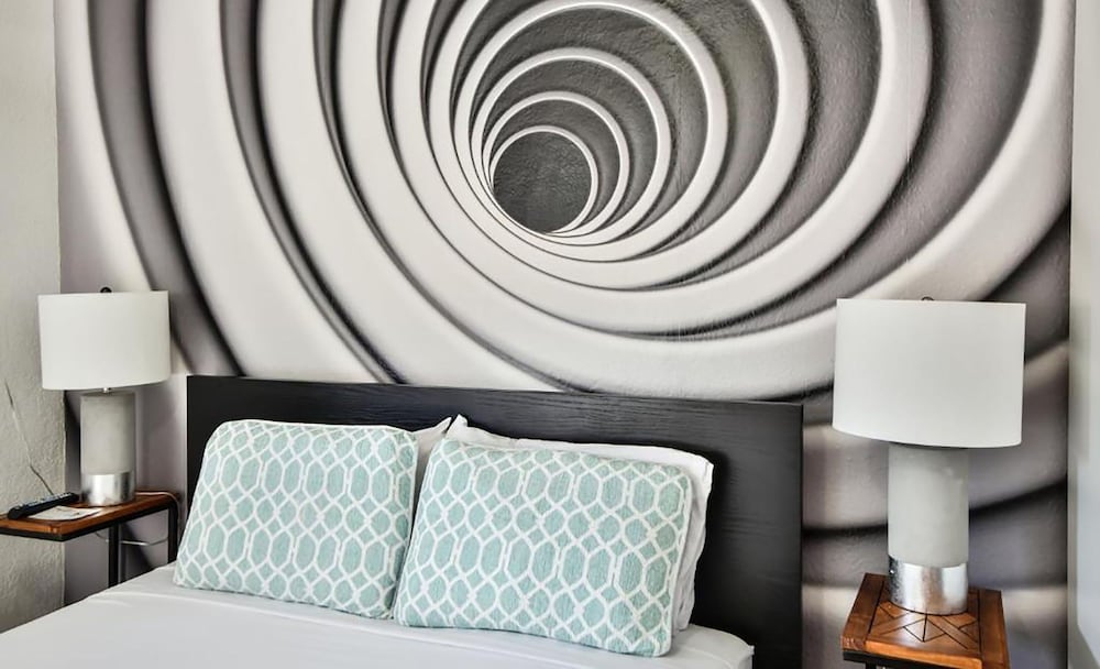 Vibrant Chic Flat with One Queen Bed & Full Kitchen photo 3