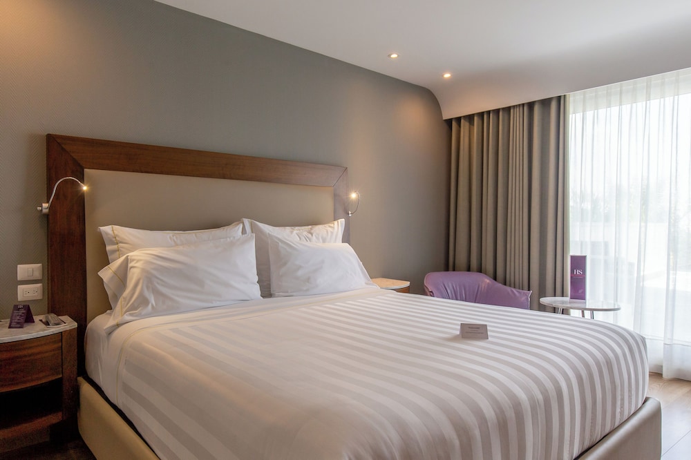 Executive Room, 1 Queen Bed, Executive Level (Deluxe)
