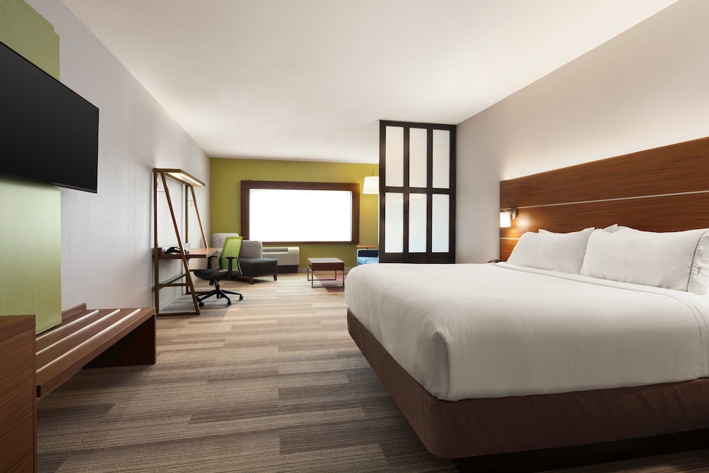 Suite, 1 King Bed with Sofa bed, Accessible Bathtub (Mobility) photo 2