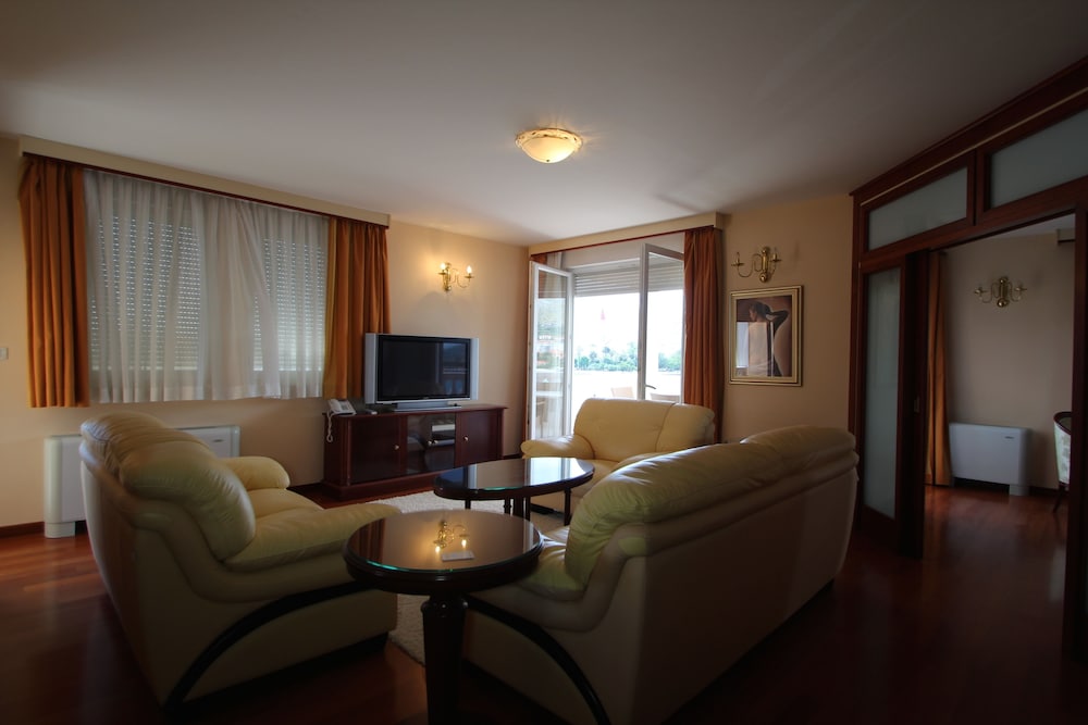Deluxe Apartment, 2 Bedrooms, Terrace - Photo 2