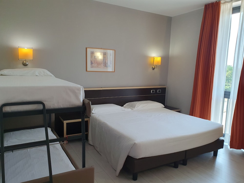 Deluxe Quadruple Room - Photo 2