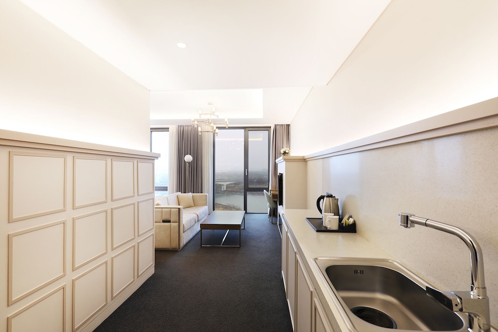 Junior Suite Family Twin (Complimentary Pool Access for 3) - Photo 7