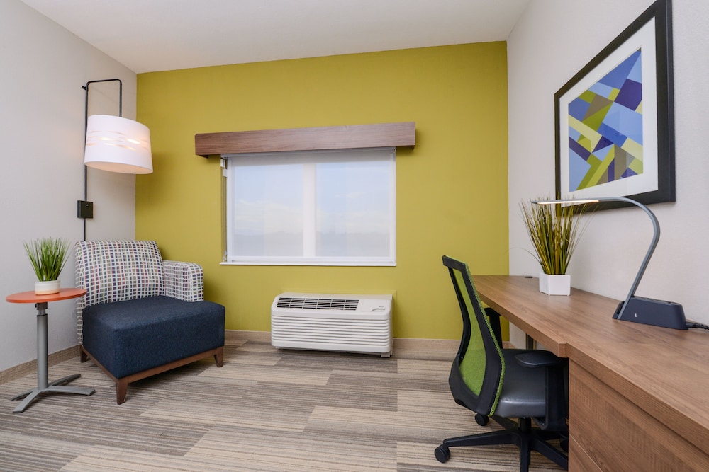 Suite, 2 Queen Beds - Photo 11