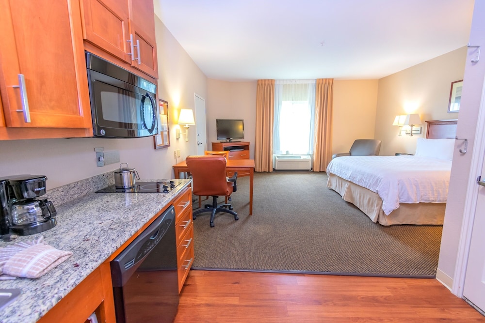Room, 1 Bedroom (Living Area) - Photo 8
