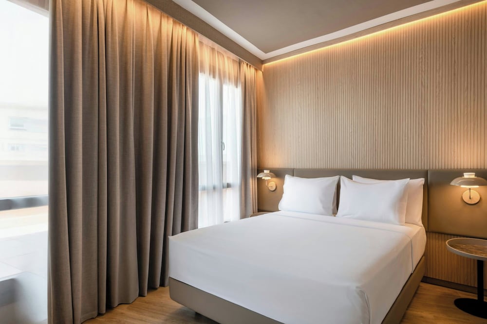 Standard Room, 1 Queen Bed (View) - Photo 3