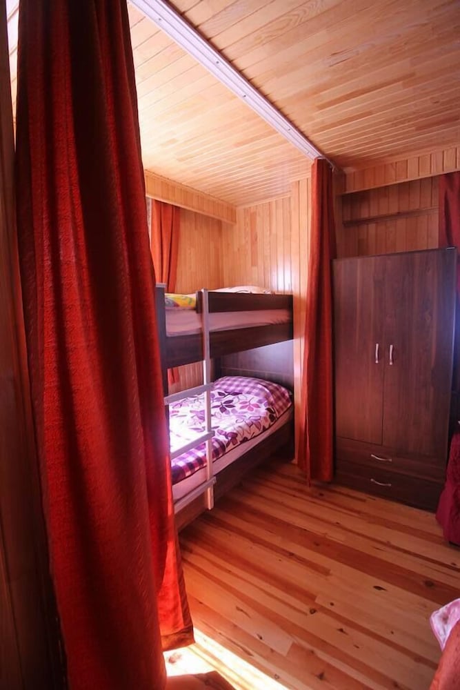 Room, 5 People