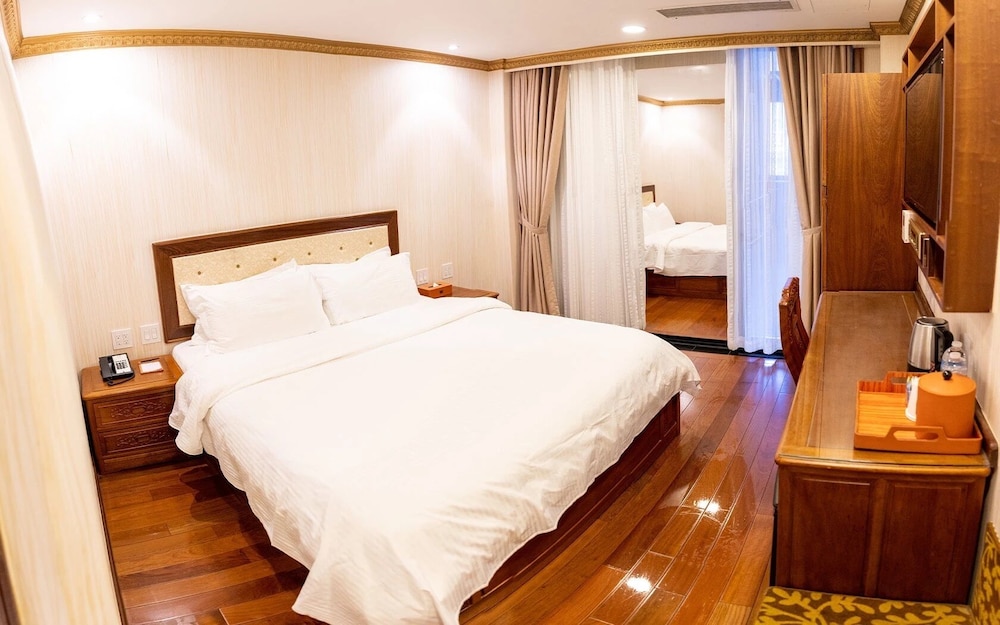 Deluxe Room, 1 King Bed (ADA)