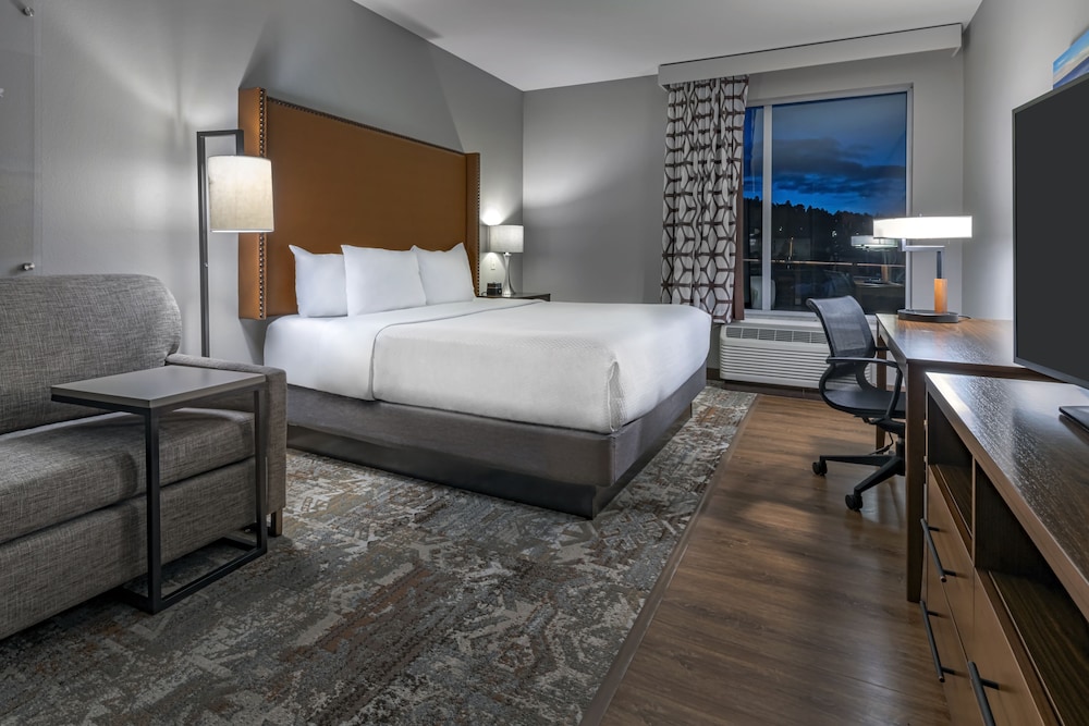 Superior Room, 1 King Bed, Non Smoking - Photo 4