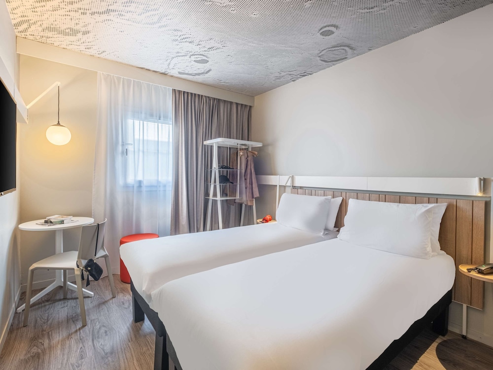 Standard Room, 2 Twin Beds - Photo 4