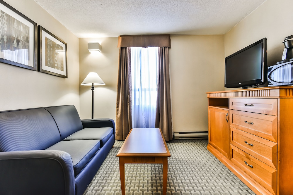 Suite, 1 Queen Bed, Non Smoking, Refrigerator - Photo 2
