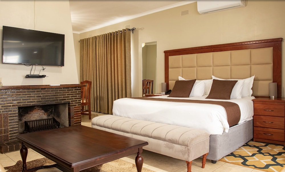 Business Studio Suite, 1 King Bed, Kitchen photo 1