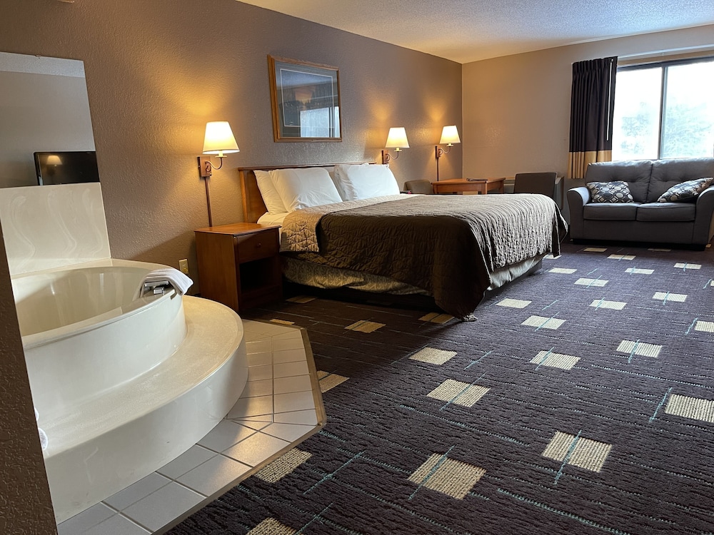 1 King Bed, Jacuzzi Suite, NO PETS, Non-Smoking photo 1