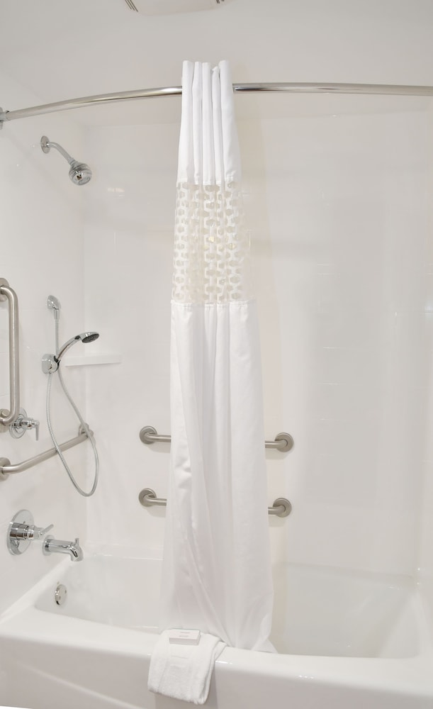 Room, 1 Queen Bed, Accessible, Bathtub - Photo 4
