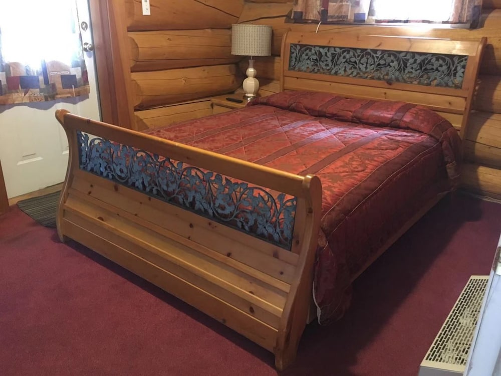 Red Room Queen Bed - Accessible Features photo 2