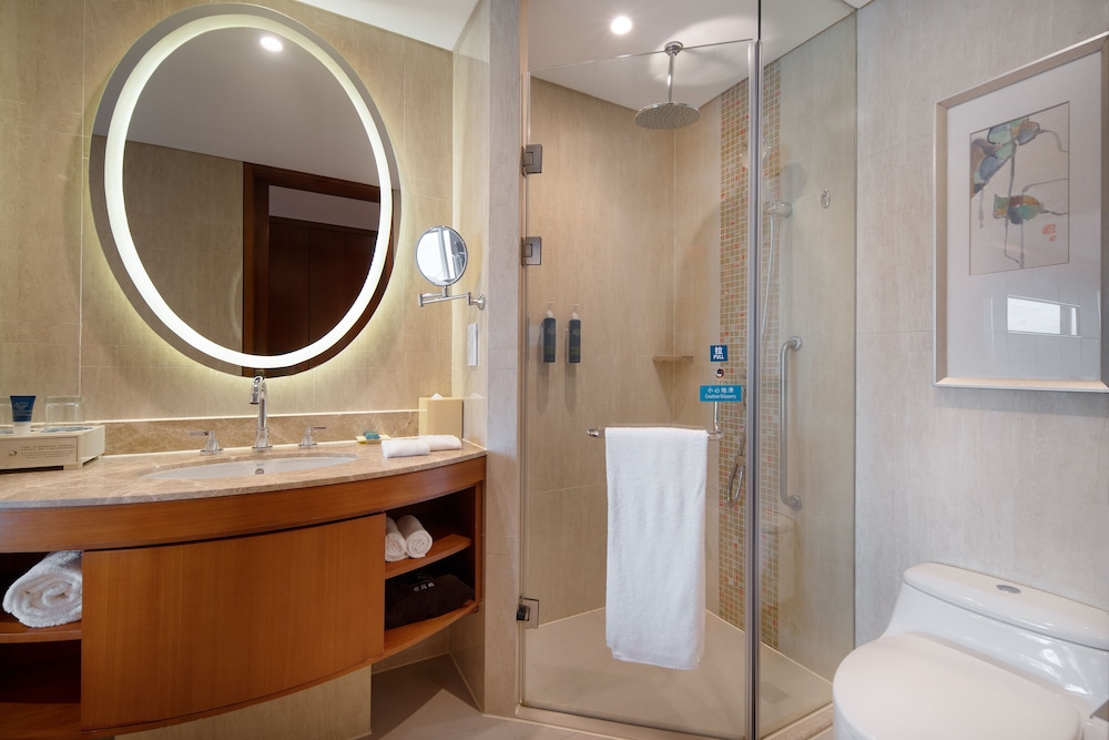 Premium Room, 1 King Bed, Partial Lake View - Photo 3