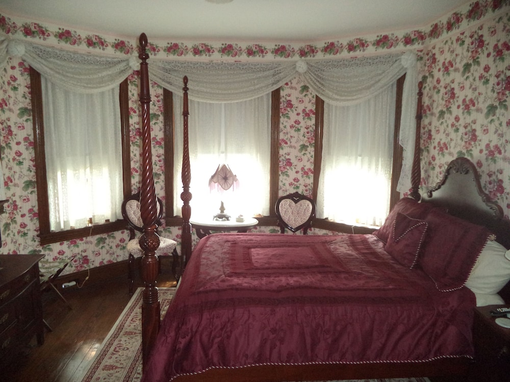 Standard Room, 1 Queen Bed, Non Smoking, Fireplace photo 3