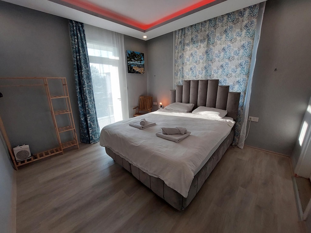 Elite Room, 1 Queen Bed, Beachside photo 2