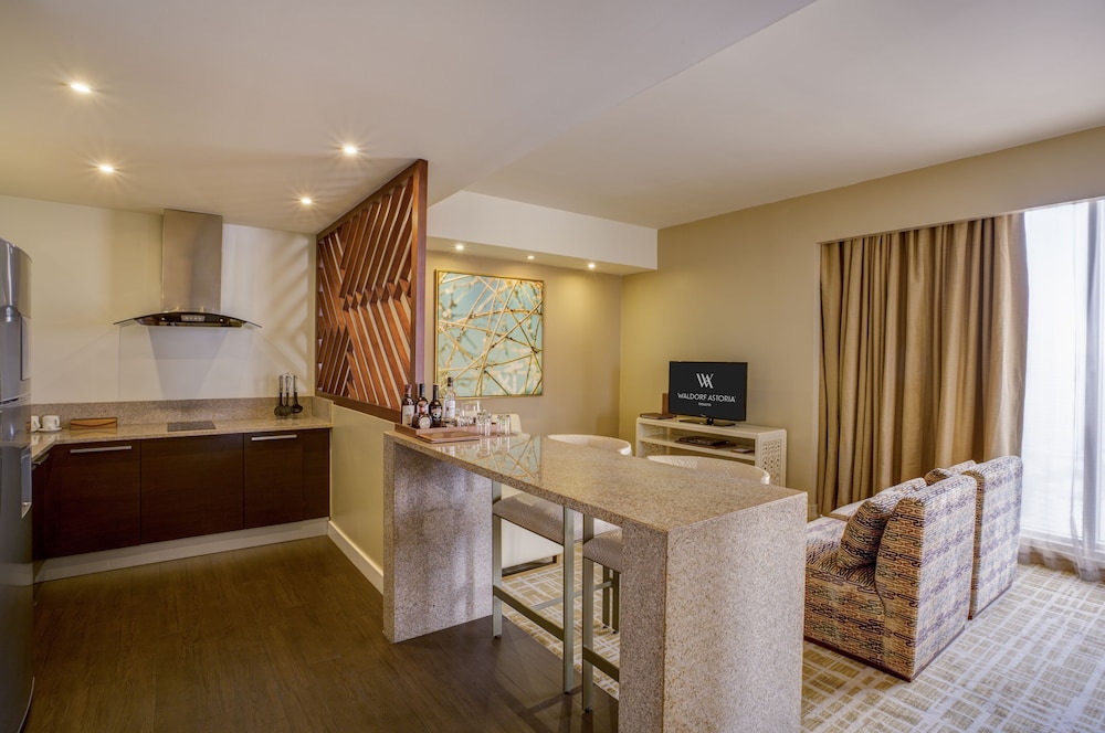 Suite, 1 King Bed, Non Smoking, City View - Photo 3