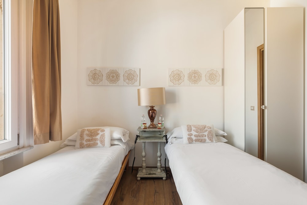Superior Twin Room, 2 Twin Beds, Private Bathroom, Sea View photo 2