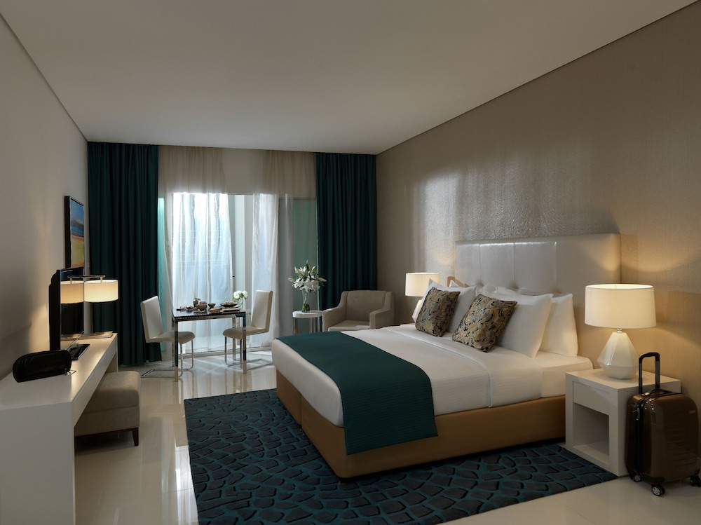 Deluxe Room (Downtown view) thumbnail 5
