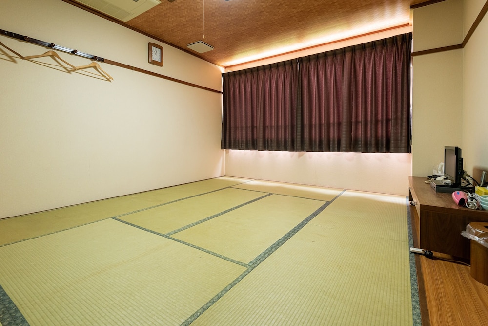 Japanese Room with Shared Bathroom - Quadruple, Smoking - Photo 2