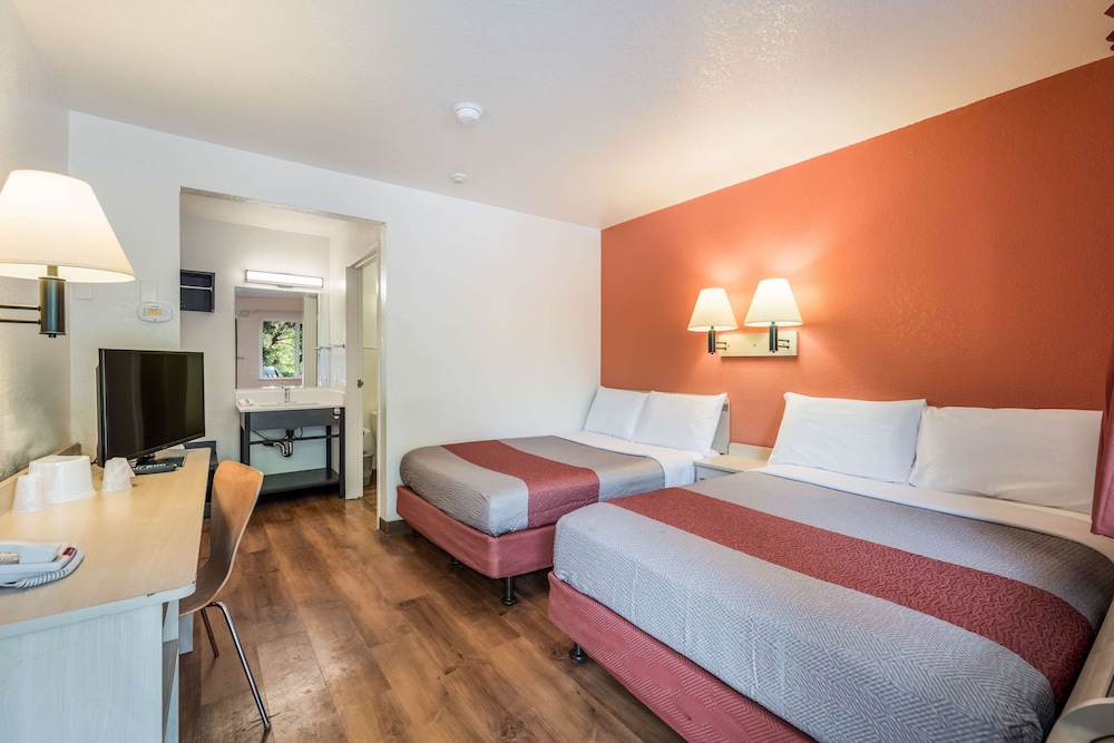 Standard Suite, 2 Queen Beds, Non Smoking photo 3