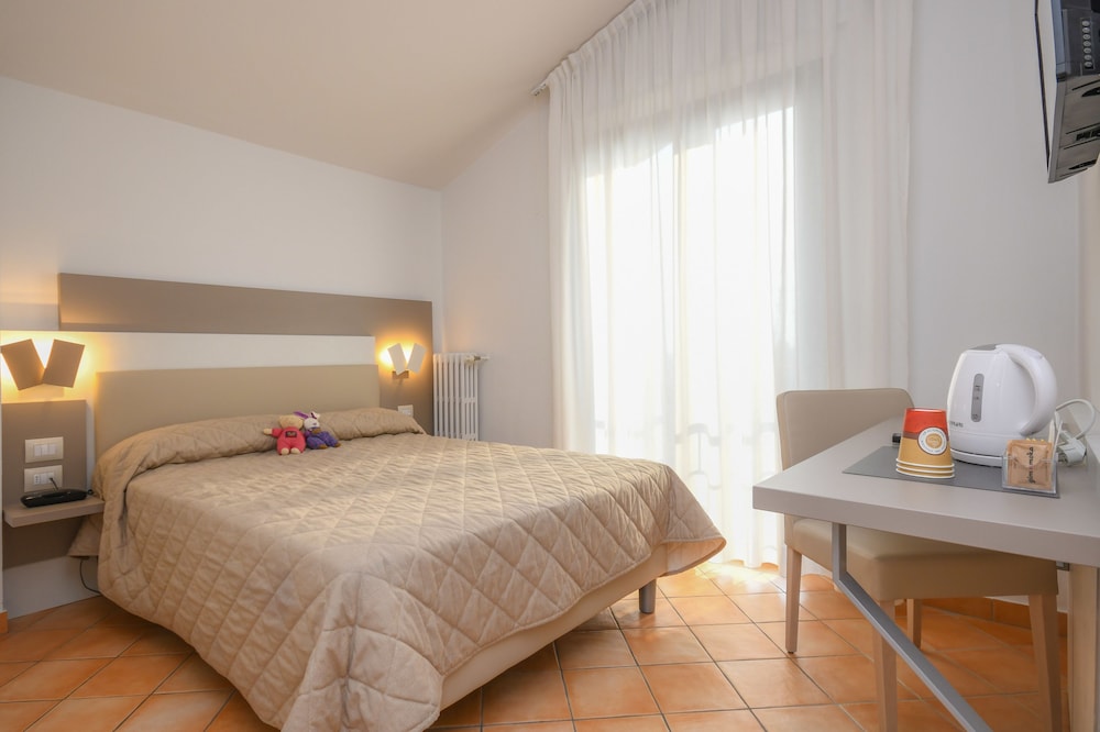 Room, 2 Double Beds - Photo 5