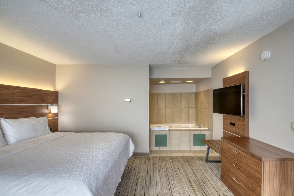 Suite, 2 Bedrooms - Photo 10
